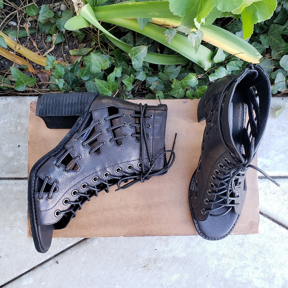 Edgy Cool Steve Madden Black Leather Caged Sandals - Picture 4 of 7
